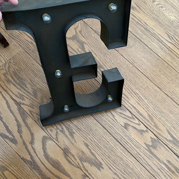 💡 “E” light-up house decor - Picture 2 of 6